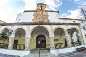 un edificio con una torre dell'orologio sopra di Casa Rural Villa de Yeste a Yeste