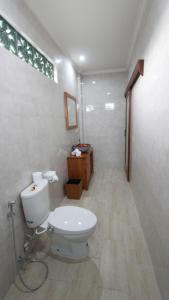 a bathroom with a toilet and a sink at Pondok Serayu in Ubud