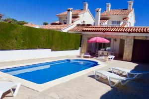 a villa with a swimming pool and a house at MEDDAYS VILLA HORUS CON PISCINA PRIVADA in Miami Platja