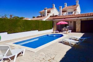 a swimming pool in front of a house at MEDDAYS VILLA HORUS CON PISCINA PRIVADA in Miami Platja