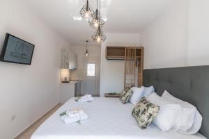 Ένα ή περισσότερα κρεβάτια σε δωμάτιο στο Flora's Houses Mykonos
