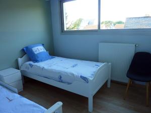 Ένα ή περισσότερα κρεβάτια σε δωμάτιο στο Un style balnéaire moderne pour profiter de la mer
