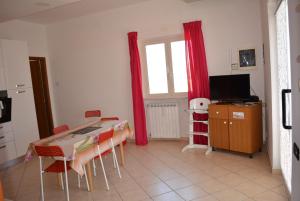 Televízia a/alebo spoločenská miestnosť v ubytovaní Appartamento Arione