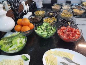 una mesa cubierta con tazones de frutas y hortalizas en Ismira Hotel Ankara, en Ankara
