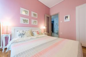 Кровать или кровати в номере Zenios Hercules - Stylish apartment near Acropolis