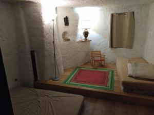 ロクブリューヌ・シュル・アルジャンにあるromanticaのベッド1台付きの部屋、床に敷物が備わる部屋