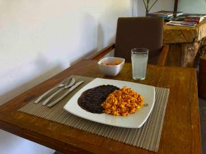 ein Teller mit Lebensmitteln auf einem Tisch mit einem Glas Milch in der Unterkunft Mocca Hotels in Tepoztlán
