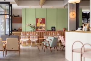 un restaurant avec des chaises et des tables dans une pièce dans l'établissement The Box Riccione - Adults Only, à Riccione