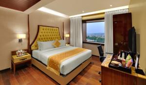 A bed or beds in a room at The Fern Residency, Jaipur