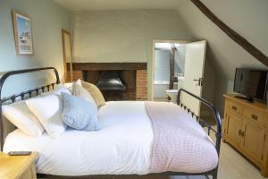 A bed or beds in a room at The Cross Keys, Aldeburgh