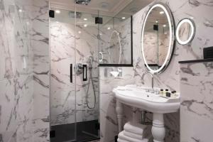 Bathroom sa Hôtel des Grands Hommes