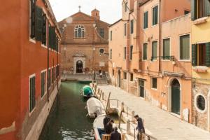 un groupe de personnes debout sur un pont sur un canal dans l'établissement San MArtino Apartment, à Venise