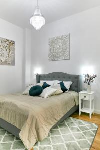 1 dormitorio con 1 cama grande con alfombra en Stara Praga Vistula Apartment, en Varsovia