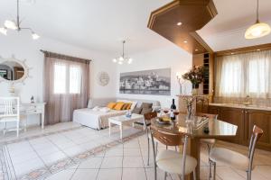 Posedenie v ubytovaní Panos Luxury Suite