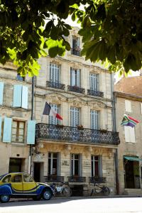 une voiture jaune garée devant un bâtiment dans l'établissement Villa St Simon, à Blaye