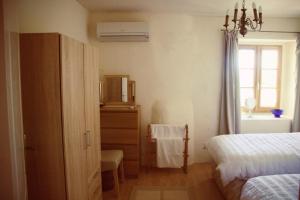 1 dormitorio con 1 cama, vestidor y ventana en Loire Escapes - Le Grenier, en Berrie