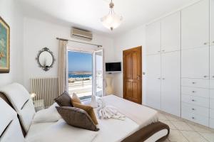 Televízia a/alebo spoločenská miestnosť v ubytovaní Panos Luxury Suite