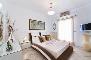 Televízia a/alebo spoločenská miestnosť v ubytovaní Panos Luxury Suite