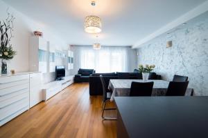 ein Wohnzimmer mit einer Couch und einem Tisch und Stühlen in der Unterkunft Dubrovnik Style Luxury apartment 2 in Dubrovnik