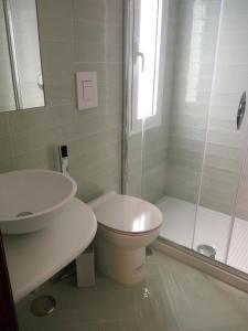 łazienka z umywalką, toaletą i prysznicem w obiekcie Casa Valentino w mieście Capri