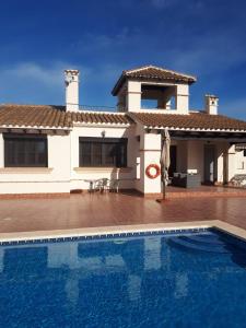 een villa met een zwembad voor een huis bij HL027 109 Calle Alemania in Fuente Alamo