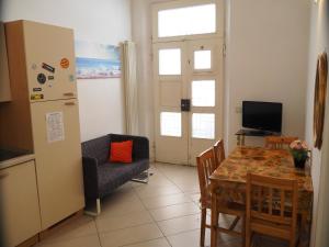 uma cozinha e sala de jantar com uma mesa e um frigorífico em Appartamento in Centro Storico, vicino alla Stazione e al Mare em Rimini