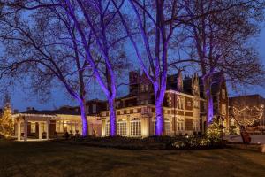 クリーブランドにあるザ グリデン ハウスの紫色の照明を施したクリスマスの家