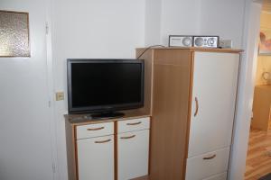 Televízia a/alebo spoločenská miestnosť v ubytovaní Ferienapartment Ulrike
