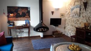 uma sala de estar com um fogão a lenha no canto em Maison de Ville em Marselha