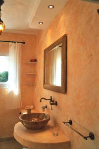 A bathroom at Porta D'Oriente Suite
