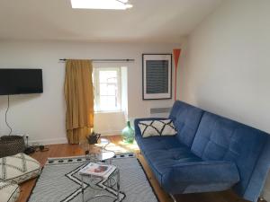 sala de estar con sofá azul y mesa en Hotel de Ville 3, en La Rochelle