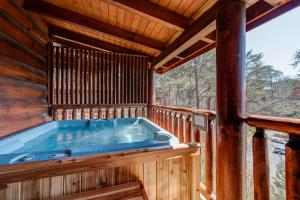 una bañera de hidromasaje en una cabaña de madera en Wonderland Dream, en Sevierville