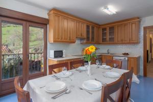 A kitchen or kitchenette at La Resplenda