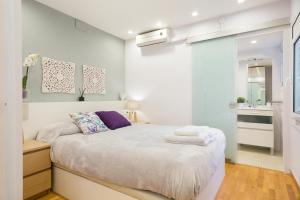 Habitación pequeña con cama y baño. en Apartamento Rambla Catalunya, en Barcelona