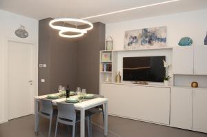un comedor blanco con una mesa y sillas blancas en Exclusive Home 2, en Misano Adriatico