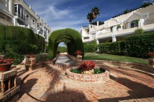 Vonkajšia záhrada v ubytovaní Spacious 2 Bed Duplex in Aloha Gardens close to Puerto Banus