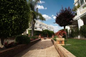 Vonkajšia záhrada v ubytovaní Spacious 2 Bed Duplex in Aloha Gardens close to Puerto Banus