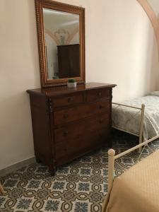 a mirror on top of a dresser in a bedroom at Casa Cardi in Sperlonga
