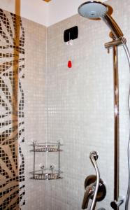 y baño con ducha con bola roja. en B&B San Marco, en Lonigo