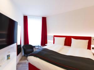 Postel nebo postele na pokoji v ubytování DORMERO Hotel Roth