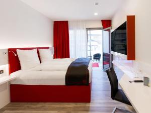 Postel nebo postele na pokoji v ubytování DORMERO Hotel Roth