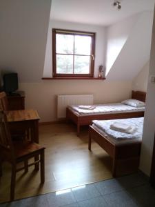 Habitación con 2 camas y ventana en Słoneczne Siedlisko, en Wąglikowice