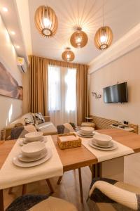 een woonkamer met een houten tafel en stoelen bij Sofia Dream Apartment - Premium One Bedroom on Ekzarh Yosif in Sofia