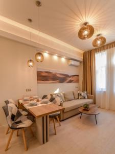 een woonkamer met een bank en een tafel bij Sofia Dream Apartment - Premium One Bedroom on Ekzarh Yosif in Sofia