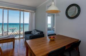 Gallery image of HomeHolidaysRentals Etoile in Calella +33 photos