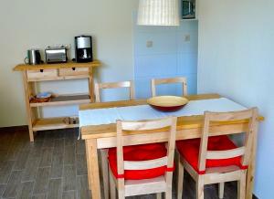eine Küche mit einem Holztisch mit Stühlen und einem Tisch in der Unterkunft Ferienwohnung Fam. Gansau - Insel Usedom in Zirchow