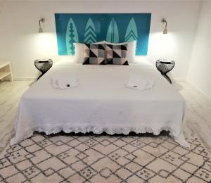 Un pat sau paturi într-o cameră la Son of a Beach Hostel
