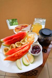 un piatto di frutta e verdura su un tavolo di Vivid Colombo a Colombo