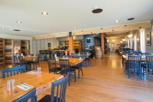 comedor con mesas y sillas de madera en Red Tree Lodge, en Fernie