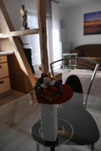 - un chapeau sur une table en verre dans le salon dans l'établissement Apartment Fewo Central, à Essen